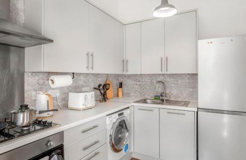 Croham Apartamento | Stylish 1BR Flat-Terrace-Free Parking-Rail Station