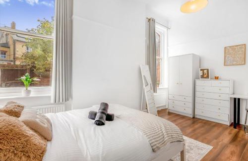 Croham Apartamento | Stylish 1BR Flat-Terrace-Free Parking-Rail Station