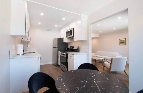 Van Nuys Apartamento | Stylish 1BR Near Universal Studios with Parking