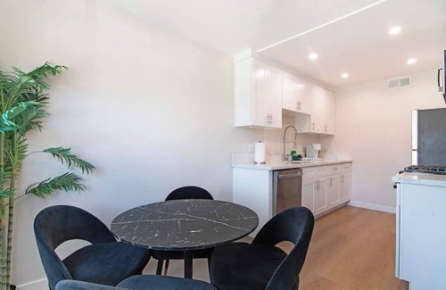Van Nuys Apartamento | Stylish 1BR Near Universal Studios with Parking