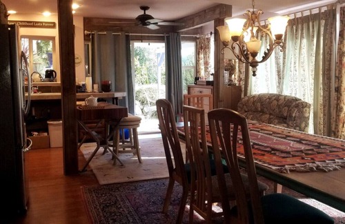 Bremerton Cabaña | Stylish 1BR Waterfront Cottage w/Garden & Fire Pit