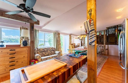 Bremerton Cabaña | Stylish 1BR Waterfront Cottage w/Garden & Fire Pit