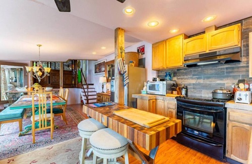 Bremerton Cabaña | Stylish 1BR Waterfront Cottage w/Garden & Fire Pit