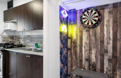 Applewood Apartamento | Stylish 1BR with King Bed, Patio, Dart Room, and Free Parking – 10 min to SQ1