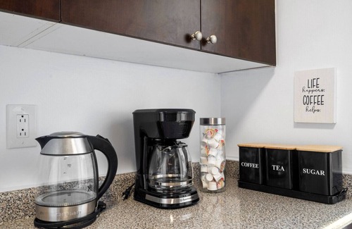 Applewood Apartamento | Stylish 1BR with King Bed, Patio, Dart Room, and Free Parking – 10 min to SQ1