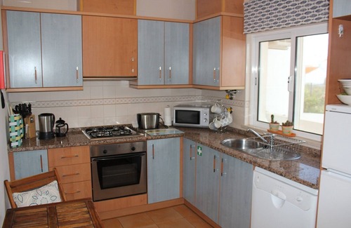 Vila Real Santo Antonio Casa | Elegante casa de 2 dormitorios con patio privado y piscina compartida.