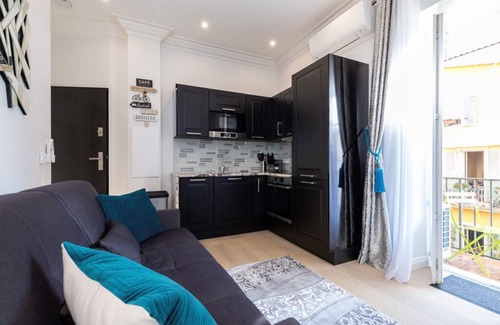 Old Town Apartamento | CON ESTILO, 2 BALCONES, RECIENTEMENTE RENOVADO EN RUE ROSSETTI OLD TOWN 2BR / 2BA