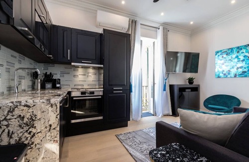 Old Town Apartamento | CON ESTILO, 2 BALCONES, RECIENTEMENTE RENOVADO EN RUE ROSSETTI OLD TOWN 2BR / 2BA