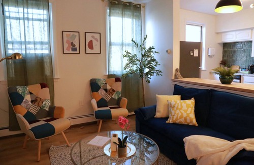 The Heights Casa | Stylish 2 BD Apt-18 mins from NYC-Steps away Bus stop, Restaurants, Groceries