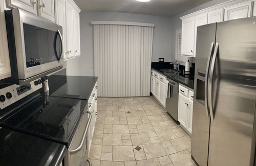 Yorba Linda Condominio | Stylish 2 bdrm Condo w/ fireplace. Lux King Suite.