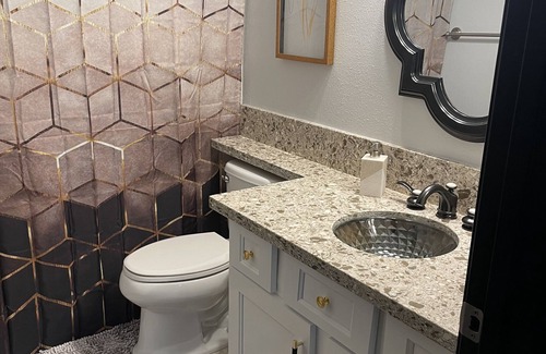 Yorba Linda Condominio | Stylish 2 bdrm Condo w/ fireplace. Lux King Suite.