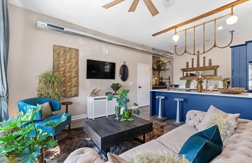 Fifth Ward Condominio | Stylish 2 bdrm w/ Garage & Yard