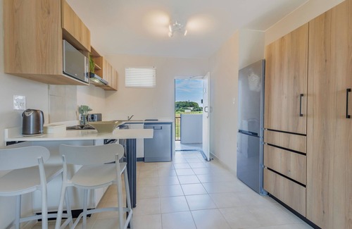 Umhlali Apartamento | Stylish 2-Bed, Ballito l Balcony & Pool