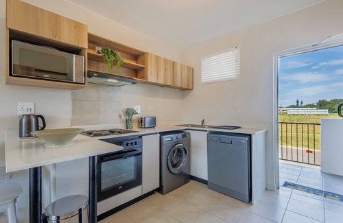 Umhlali Apartamento | Stylish 2-Bed, Ballito l Balcony & Pool