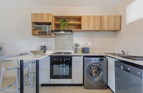 Umhlali Apartamento | Stylish 2-Bed, Ballito l Balcony & Pool