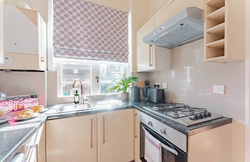 Wandsworth Apartamento | Stylish 2-Bed Flat in SW18 | Cozy Fireplace | Near Transport & Cafés