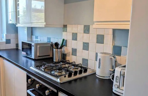 Sutton West Apartamento | Stylish 2-Bed Gem in Sutton - Your Cozy Retreat!