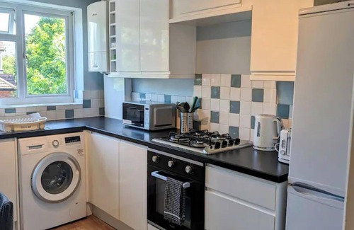 Sutton West Apartamento | Stylish 2-Bed Gem in Sutton - Your Cozy Retreat!