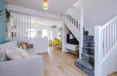 Chester Casa | Stylish 2-bed home in Chester City-Centre by 53 Degrees Property, ideal for Couples & Small groups, Great Location - Sleeps 5