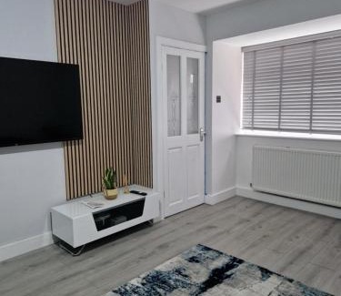 Upper Edmonton Casa | Stylish 2 bed home- short walk to Tottenham Stadium/Stations