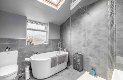 Windsor Casa | Stylish 2-Bed House With Office And Private Garden