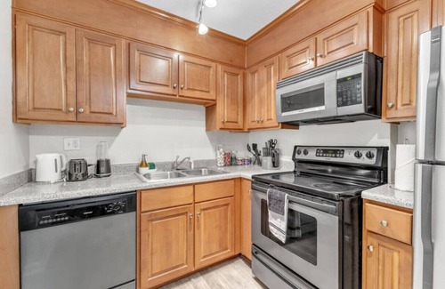 Crabtree Apartamento | Stylish 2 Bed Suite—in Crabtree Valley Raleigh!