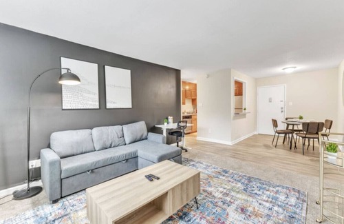 Crabtree Apartamento | Stylish 2 Bed Suite—in Crabtree Valley Raleigh!