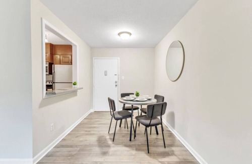 Crabtree Apartamento | Stylish 2 Bed Suite—in Crabtree Valley Raleigh!