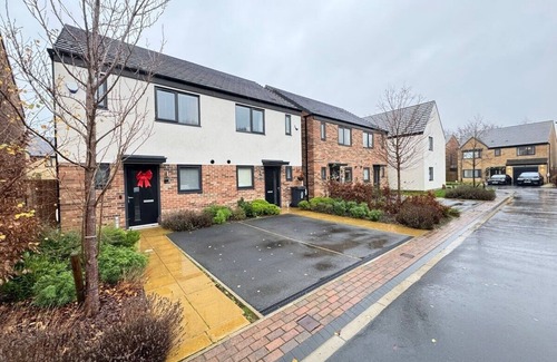 Doncaster Casa | Stylish 2 Bedroom Home Near Lake | Free Parking