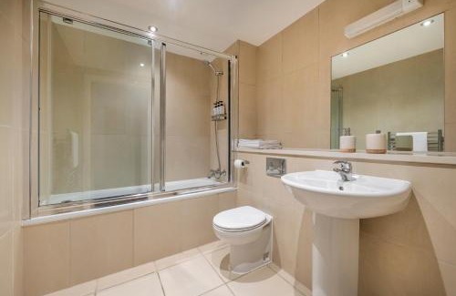 Queenstown Apartamento | Stylish 2 Bedroom Apartment in Chelsea by Battersea Park with AC