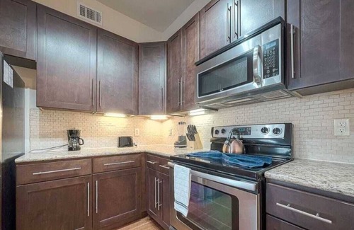 Astrodome Apartamento | Stylish 2 bedroom Apt in Vibrant Houston with 2 King Beds and Great Amenities!