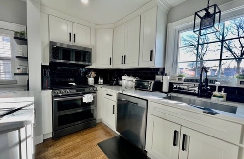 Brockton Casa | Stylish 2 Bedroom Home with Modern Features and Amenities—WIFI and Central Air