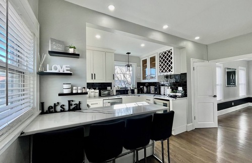 Brockton Casa | Stylish 2 Bedroom Home with Modern Features and Amenities—WIFI and Central Air