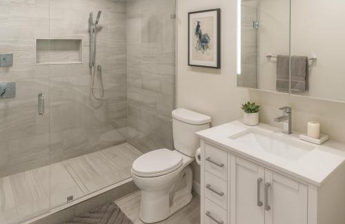 Crosstown Apartamento | Stylish 2 Bedroom Oasis in a Trendy Urban Enclave