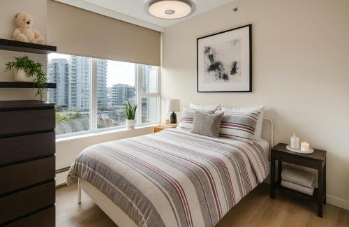 Crosstown Apartamento | Stylish 2 Bedroom Oasis in a Trendy Urban Enclave