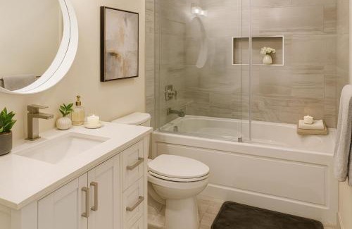 Crosstown Apartamento | Stylish 2 Bedroom Oasis in a Trendy Urban Enclave
