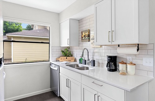 St. Johns Casa | Stylish 2-bedroom + office house with WiFi and AC in amazing Northeast Austin