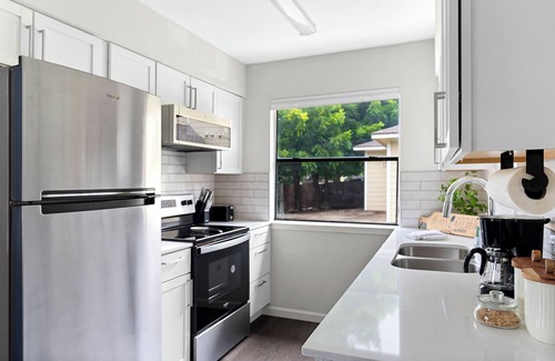 St. Johns Casa | Stylish 2-bedroom + office house with WiFi and AC in amazing Northeast Austin