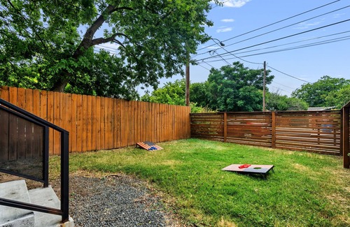 St. Johns Casa | Stylish 2-bedroom + office house with WiFi and AC in amazing Northeast Austin