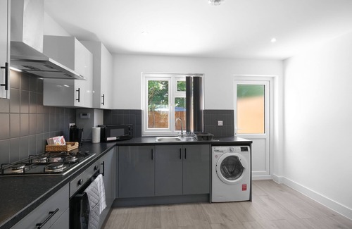 Slough Casa | Stylish 2 Bedroom Serviced House in Slough