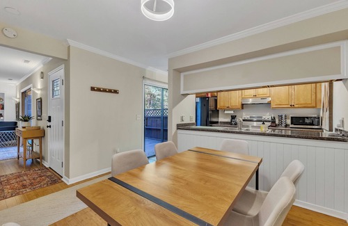 Chapel Hill Casa | Stylish 2-bedroom townhome with large deck, and pool in fabulous Chapel Hill