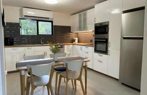 West End Apartamento | Stylish 2 bedroom unit convenient location, West End