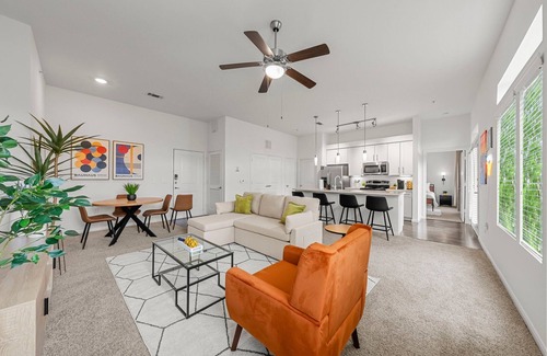 Montopolis Apartamento | Stylish 2-bedroom with Balcony, Gym & Pool - Near Downtown & Airport