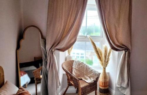 Paul Casa | Stylish 2-BR cottage near Mousehole - garden and and parking