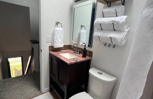 Bettendorf Casa | Stylish 2 KING BEDS in Bettendorf