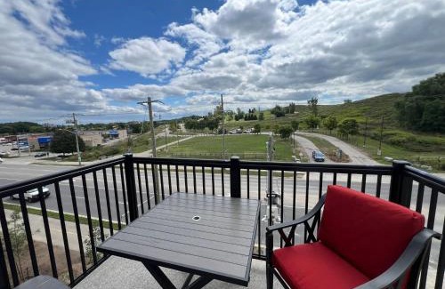 Kitchener Apartamento | Stylish 2-Story Condo with Balcony