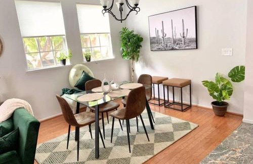 Valencia Apartamento | Stylish 2bd/2ba condo 4 miles from Six Flags!