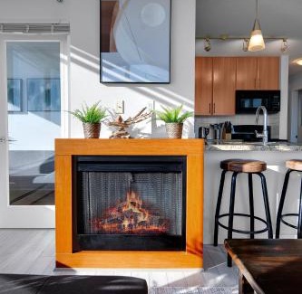Crosstown Apartamento | Stylish 2BD Condo in Downtown with Marina View