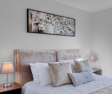 Crosstown Apartamento | Stylish 2BD Condo in Downtown with Marina View