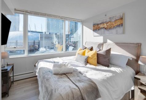 Crosstown Apartamento | Stylish 2BD Condo in Downtown with Marina View
